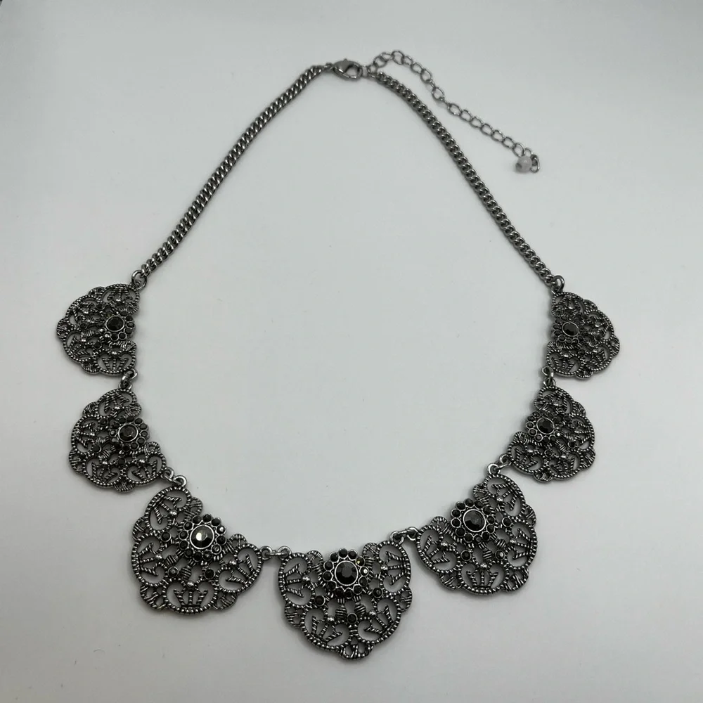 Stunning vintage silver tone filigree ornate chic bib necklace gray rhinestones
